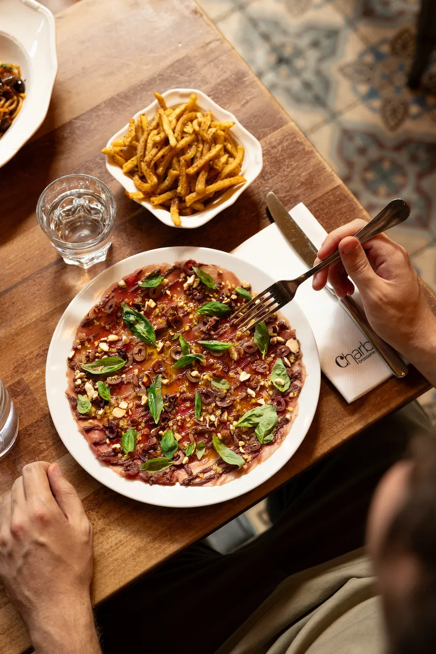 Carpaccio et frites servis au Café Charbon