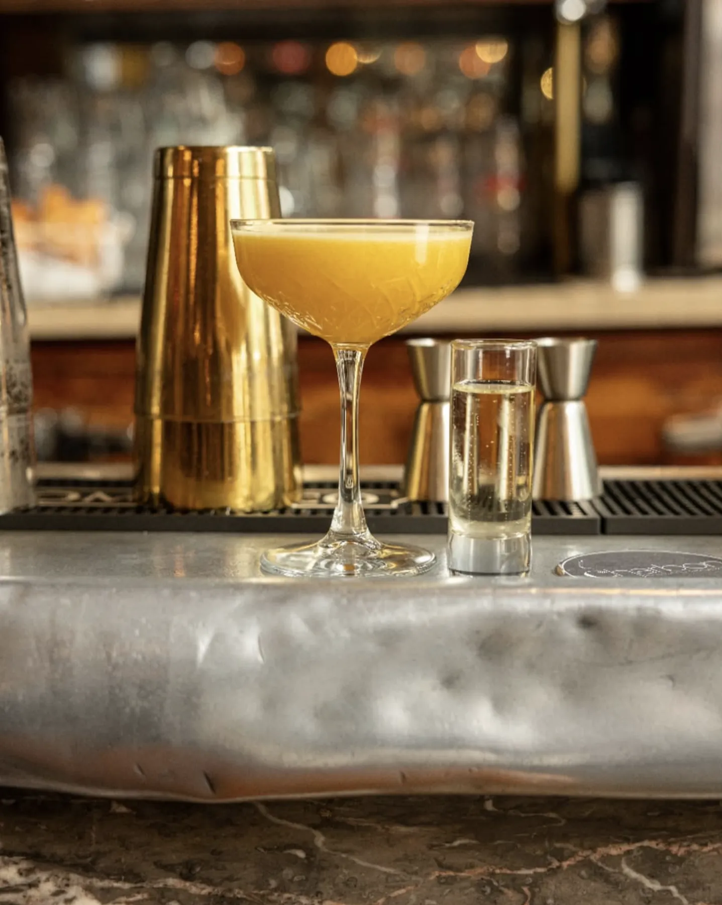 Cocktail au comptoir du Café Charbon