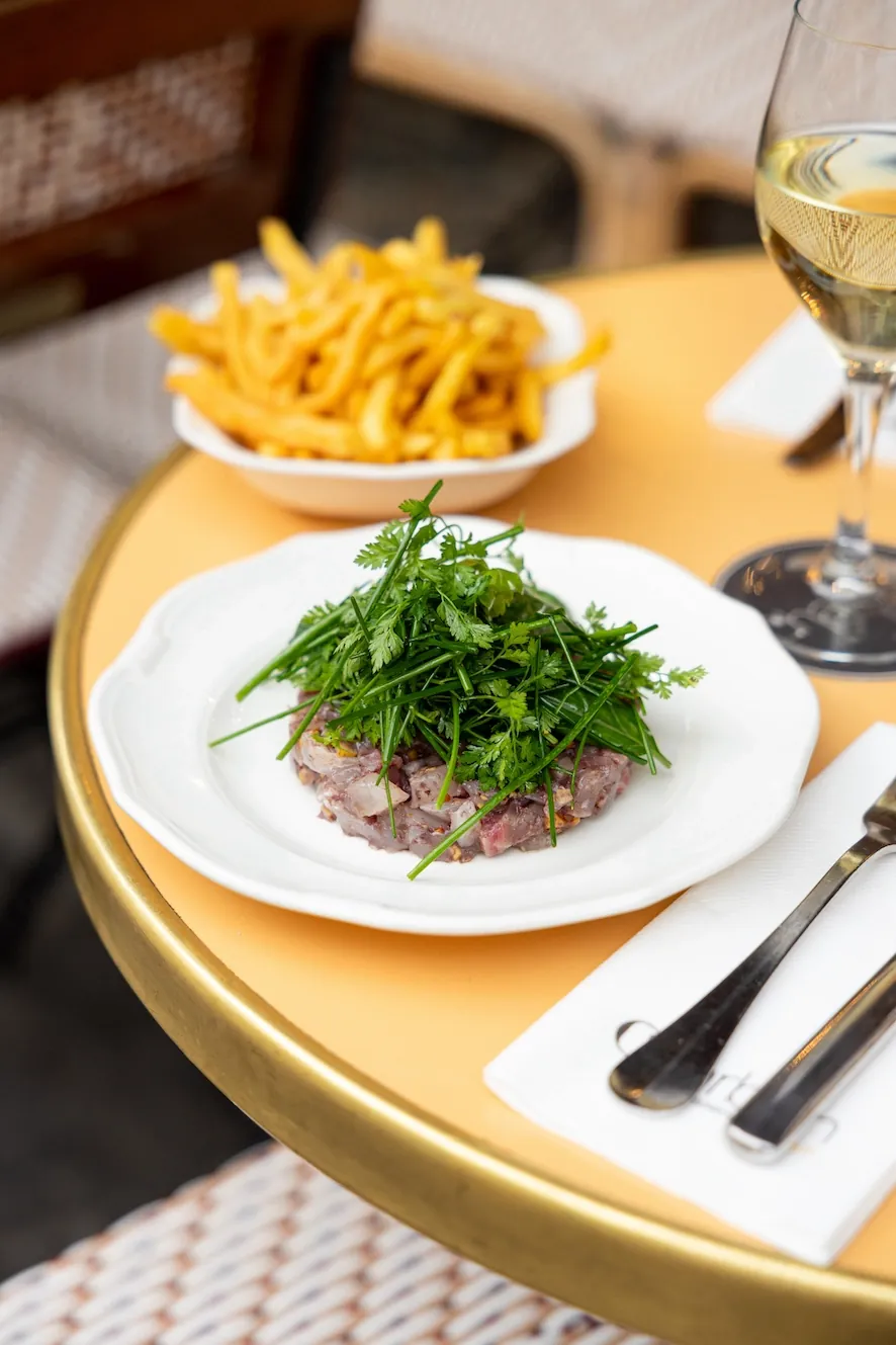 Tartare de bœuf et frites au Café Charbon